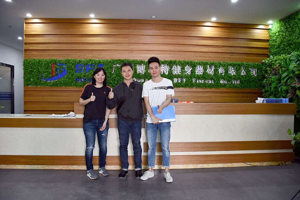 印度尼西亚客户来中国采购麻豆AV网站入口健身器材