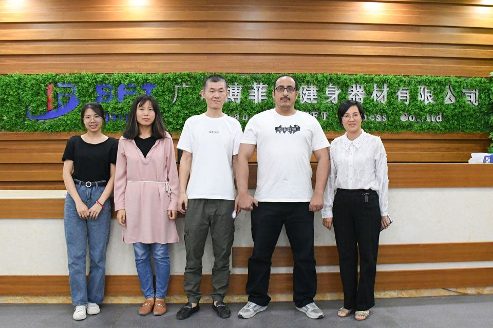 沙特客户进口麻豆AV网站入口品牌商用健身器材